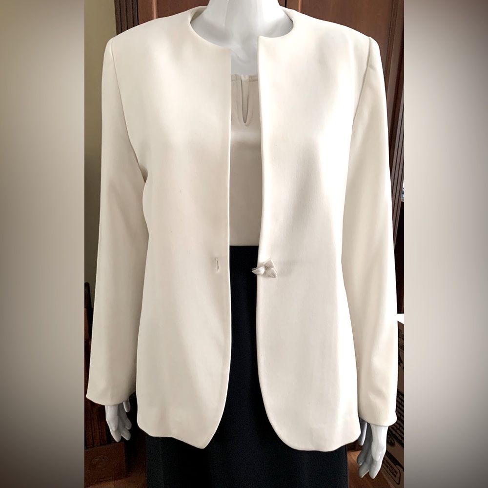 Chique pure white collarless long blazer jacket one single flower button US 10